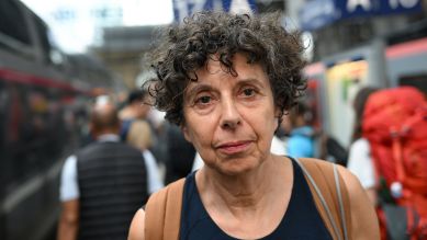 Die Schriftstellerin Esther Dischereit auf dem Frankfurter Hauptbahnhof, Foto: dpa/Arne Dedert