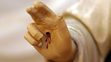Jesusfigur - segnende Hand mit Blutspur von der Kreuzigung; © imago-images.de/Zoonar.com/Norman P. Krauß