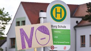 Montage: Pappschild mit NO (NO zu Nazis) vor Bushaltestellenschild der Schule in Burg (Quelle: rbb/picture alliance/Caro/Trapped|dpa/Patrick Pleul)