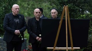 Ehemalige City-Bandmitglieder Manfred Hennig (l-r), Toni Krahl und Georgi Gogow stehen am Grab von Fritz Puppel. (Foto: dpa)