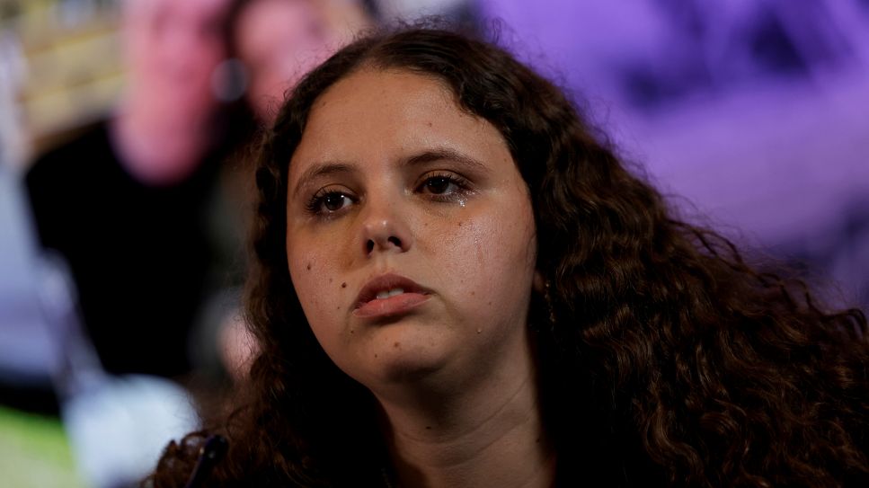 Yulie Ben-Ami, deren Eltern von der Hamas entführt wurden, bei einer Pressekonferenz in Madrid, 26.10.2023; © REUTERS/Susana Vera