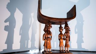 Hocker aus Ghana in der Akademie der Künste bei der Ausstellung "Spurensicherung. Die Geschichte(n) hinter den Werken", Foto: dpa/Christophe Gateau