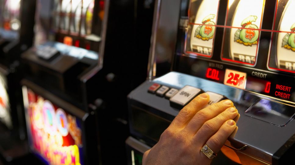 Glücksspiel – Hand an einem Automaten; © imago-images.de/Noel Hendrickson