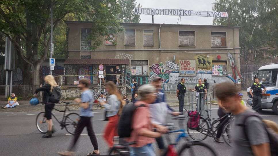 Club "about blank" in Berlin mit Transparent gegen die Verlängerung der Stadtautobahn A100 © Joerg Carstensen
