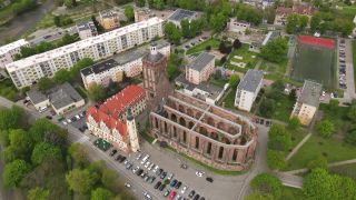 Die Stadtkirche Gubin steht als Ruine ohne Dach mitten in der Stadt (Drohnenaufnahme).